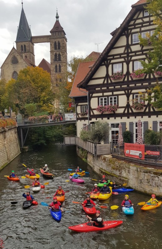 Abpaddeln vor historischer Kulisse Esslingens. Fotoautor: Steffen Muczenski