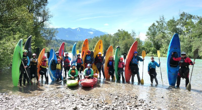 Vor alpiner Kulisse: Die Kanuten der SV1845 bei der Anfaengerschulung auf der Iller (Bildautor: Ariane Leucht)