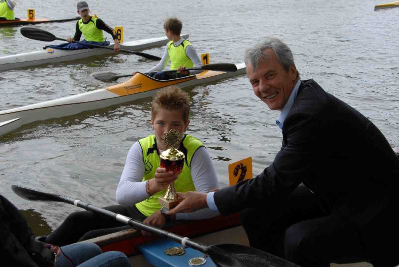 Pokalbergabe des Schirmherren und Oberbrgermeister Dr. J. Zieger an den Sieger im K1 ber 500m der mnnlichen Schler A Marius Engers